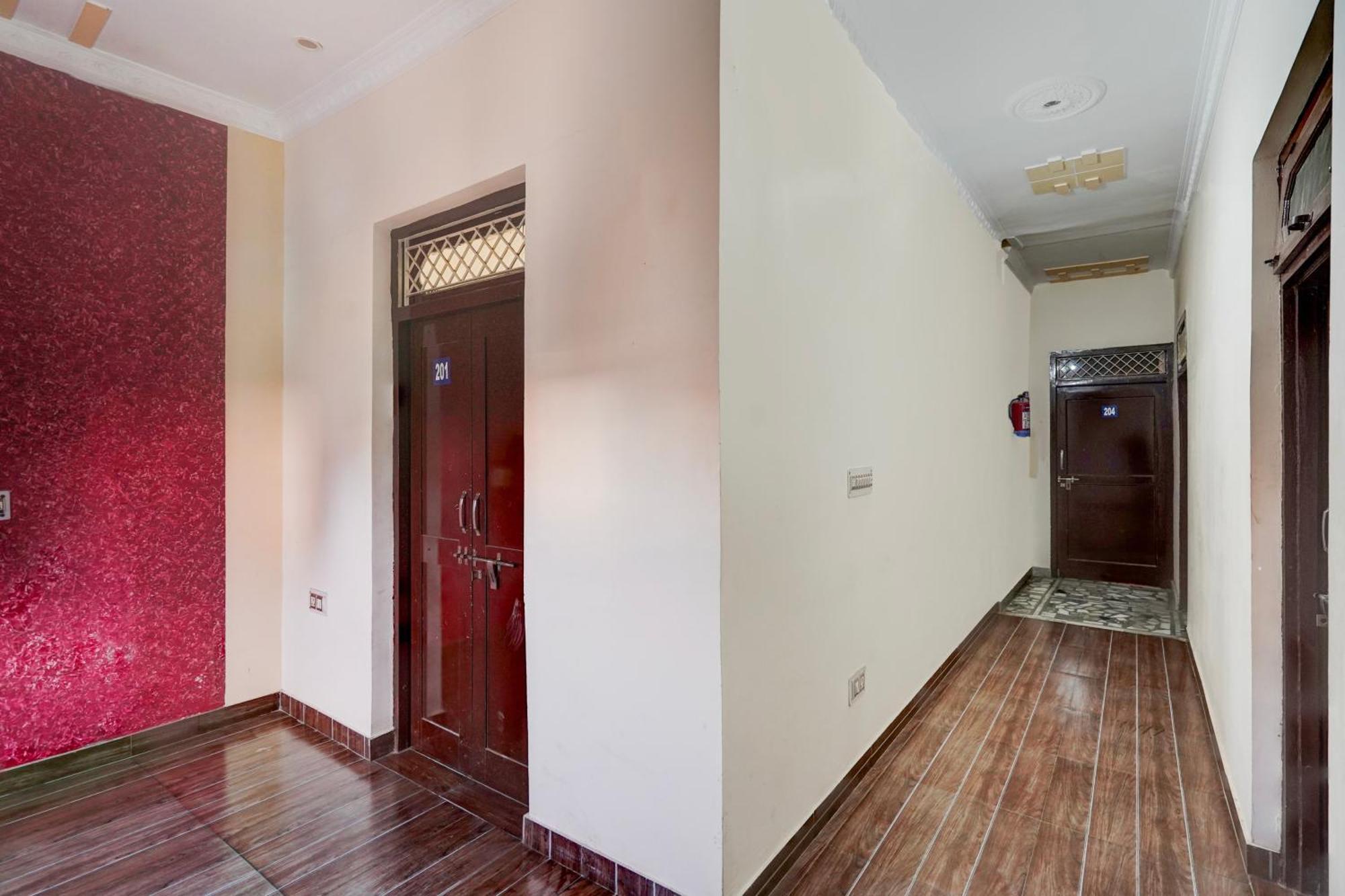 Oyo Hotel Maharaja Palace Мирут Екстериор снимка