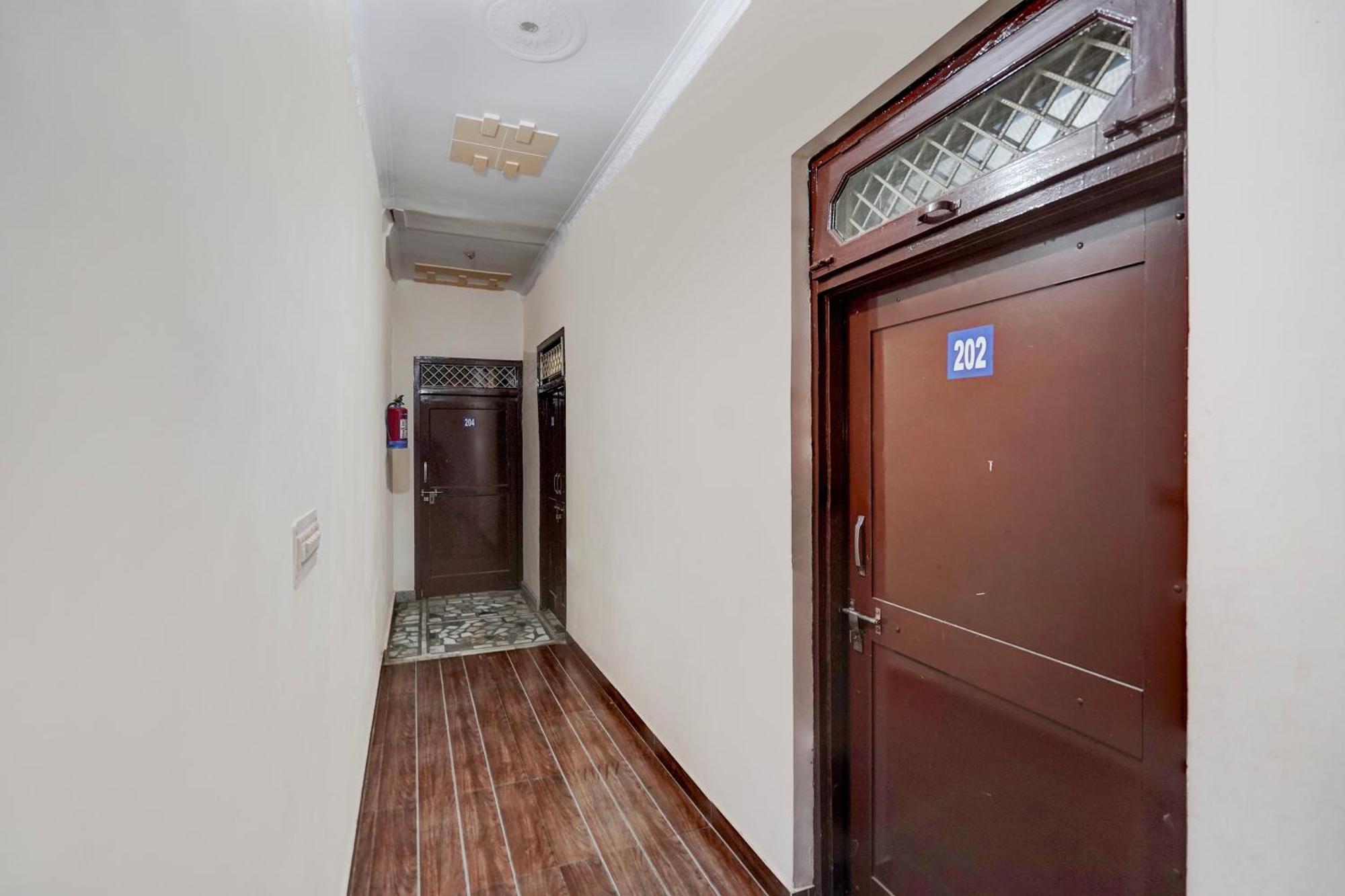 Oyo Hotel Maharaja Palace Мирут Екстериор снимка