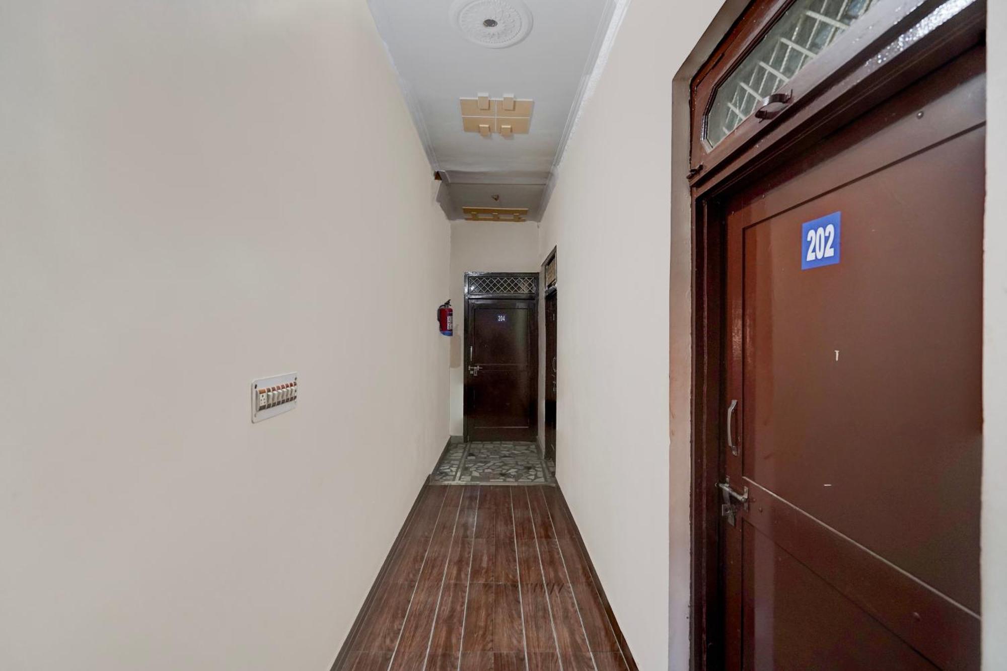 Oyo Hotel Maharaja Palace Мирут Екстериор снимка